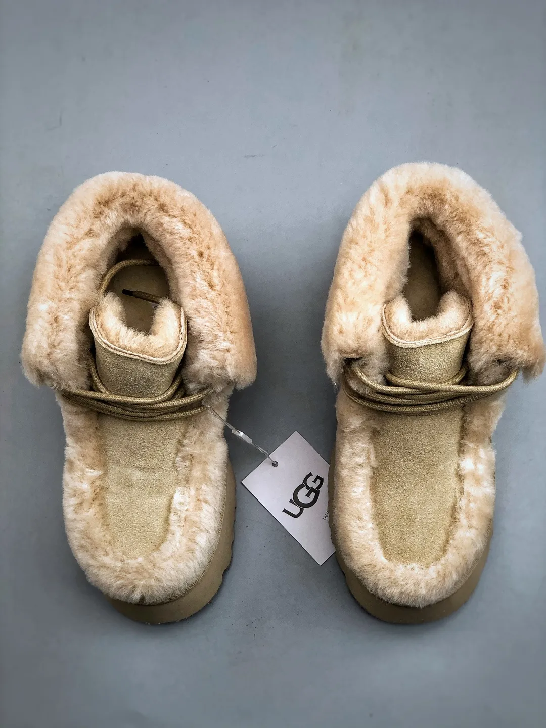 Local self-pickup 💰700 supports store placement. The top version on the market. 25 new models. UGG Esme 6cm taller. Split cow leather. Fashionable and comfortable. Ankle-length snow boots. Produced by a major foreign trade factory in Guangzhou. From toe to insole, genuine sheep fur. Independent outer box packaging. Chip. Waterproof process. Different from any version on the market. Independently developed original outsole and cashmere insole to keep you warm in winter and suitable for home use. In recent years, uug has launched a style series that is partially geared towards the preferences of young consumers and has also moved to the forefront of fashion trends. Shoe body material Water-repellent coated suede upper 17 mm UGGPURE™ implanted wool insole Lightweight non-slip and comfortable rubber outsole With brand LOGO trademark Comes with a full set of packaging Size: 35-40